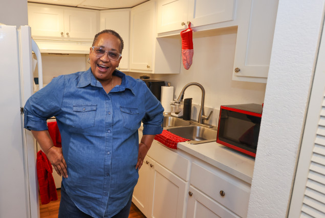 Photo of Doris Ealy in her kitchen.
